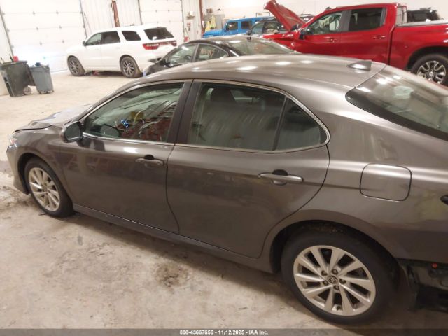 Toyota Camry Le Image 15