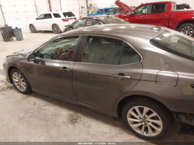 Toyota Camry Le Image 15