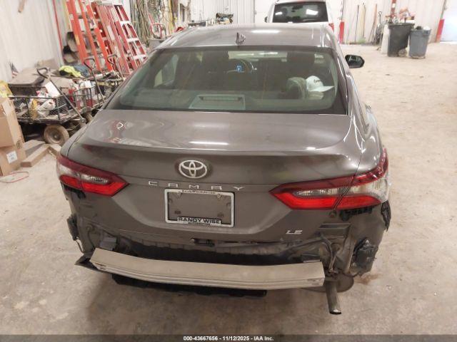 Toyota Camry Le Image 4