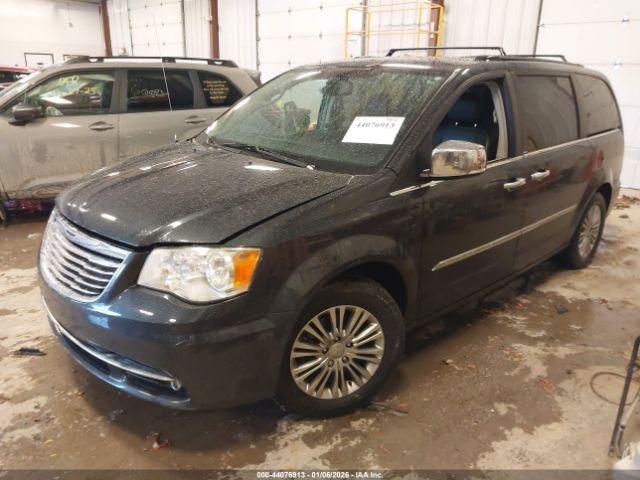 Chrysler Town & Country Touring-l Image 11