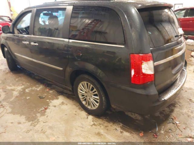 Chrysler Town & Country Touring-l Image 2