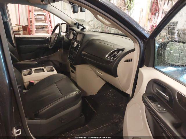 Chrysler Town & Country Touring-l Image 6