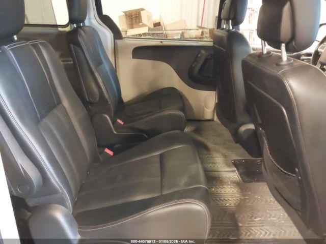 Chrysler Town & Country Touring-l Image 10