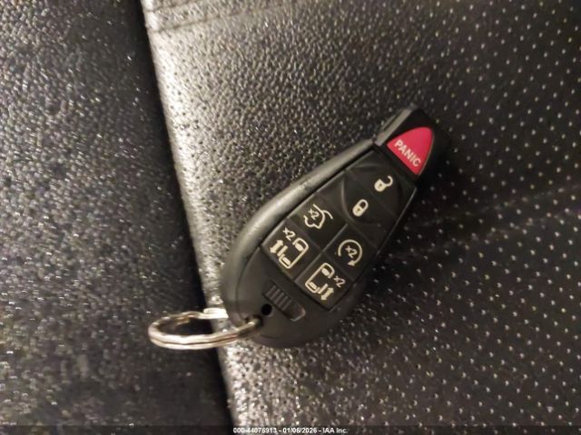 Chrysler Town & Country Touring-l Image 9