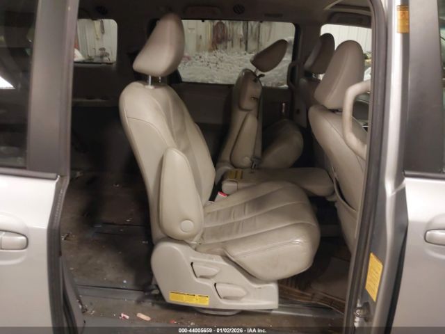 Toyota Sienna Xle V6 8 Passenger Image 8