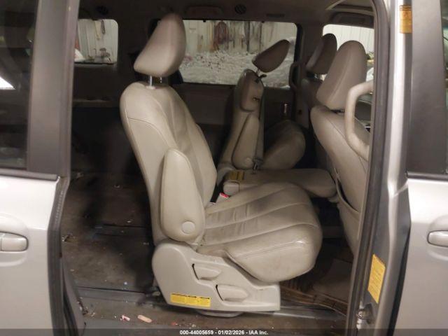 Toyota Sienna Xle V6 8 Passenger Image 8