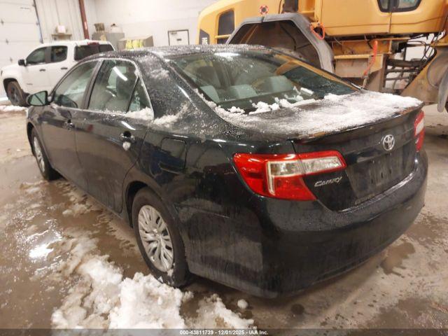 Toyota Camry Le Image 7