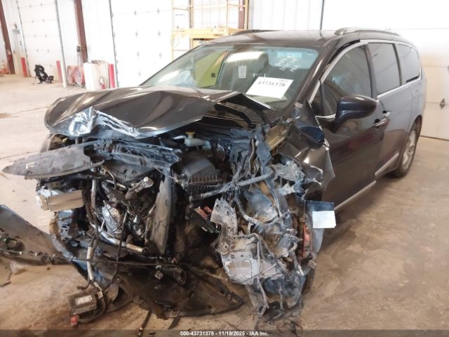 Chrysler Pacifica Touring L Image 4