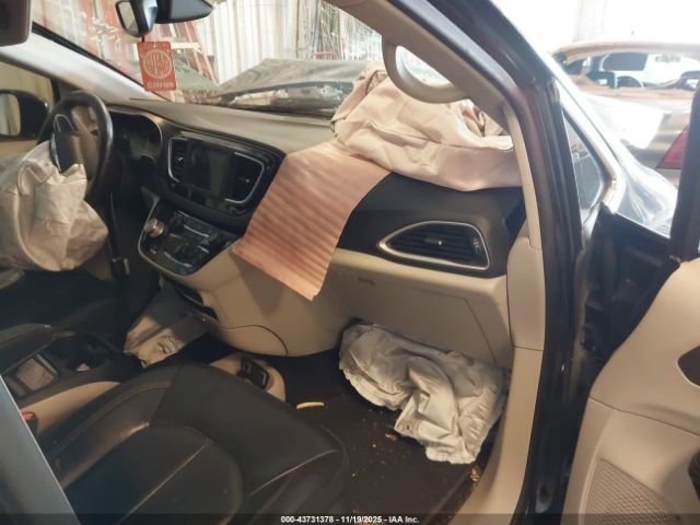 Chrysler Pacifica Touring L Image 5