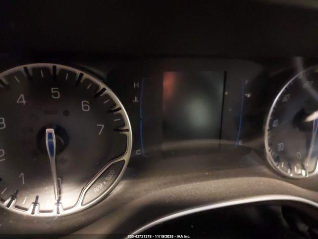 Chrysler Pacifica Touring L Image 8