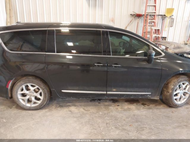 Chrysler Pacifica Touring L Image 6