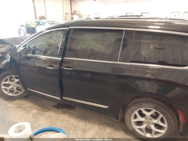 Chrysler Pacifica Touring L Image 13