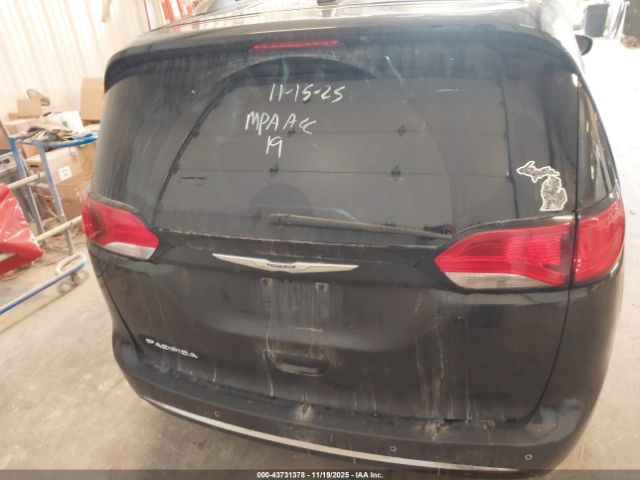 Chrysler Pacifica Touring L Image 9