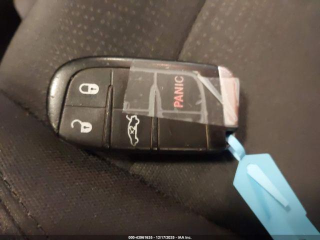 Chrysler 200 Limited Image 12