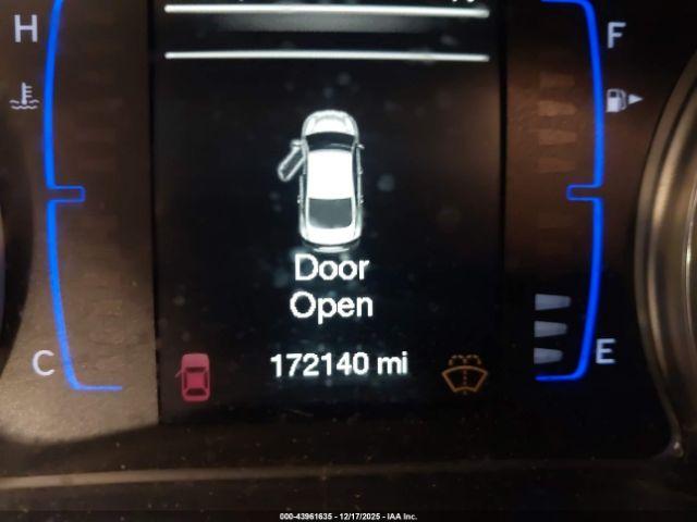 Chrysler 200 Limited Image 13